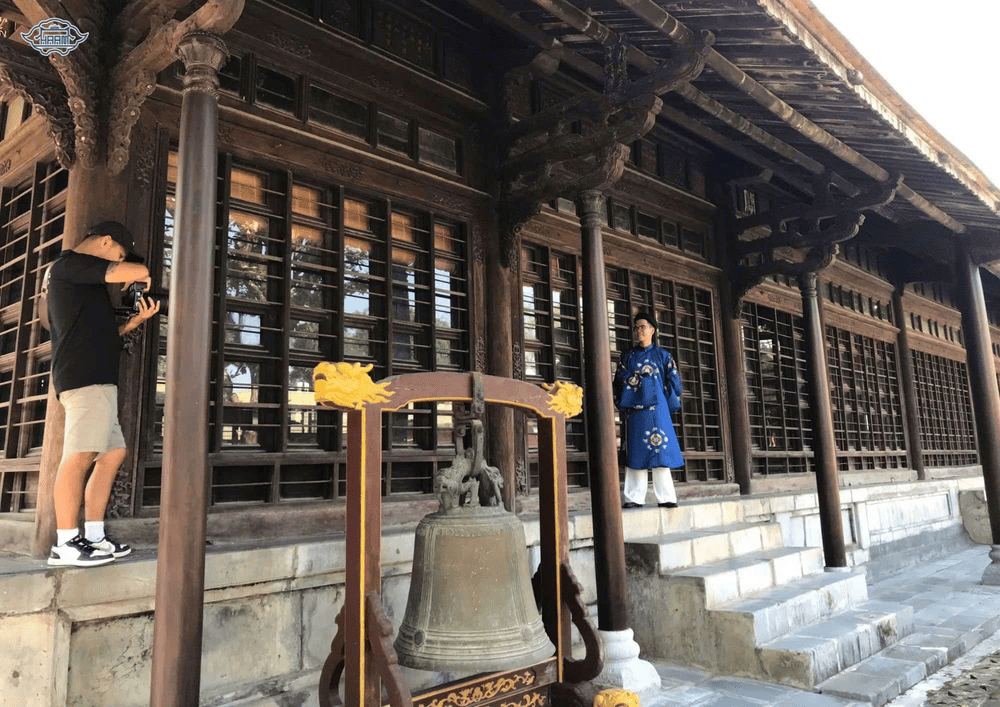 The wooden pillars are intricately carved with dragon motifs and incorporate the sacred symbols of the dragon, unicorn, tortoise and phoenix (Source: Hue Royal Antiquities Museum- Bảo t&agrave;ng Cổ vật Cung đ&igrave;nh Huế)